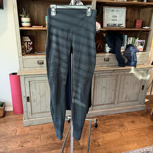 Lululemon wunder under high rise tight in mix mesh 28” size 4